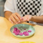 用雙手揉搓火龍果粉圓，每一顆都擁有手工製作的獨(dú)特感，期待成品端上桌的那一刻。