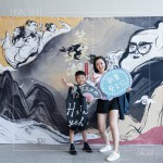 等待進(jìn)場的時(shí)間裡，與家人共同合影留念，記錄下這美好的時(shí)刻。