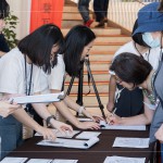 於新業(yè)建設(shè)專屬領(lǐng)票處，仔細(xì)與住戶核對資料及票卷，讓住戶可以安心地入場觀影。