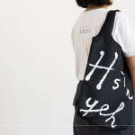 入場前，致上新業(yè)客製環(huán)保購物袋，實(shí)用又美觀的設(shè)計(jì)，共享環(huán)保，輕鬆袋著走。