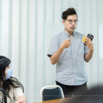 由甘霖基金會-楊子賢主任與新業(yè)同仁分享送餐服務的初衷與目的，期許當天的志工體驗能更深切的進行，共同傳遞真誠與關懷。