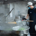 早上六點開始，中央廚房與志工著手備餐，馬不停蹄的來回穿梭，從打菜到分裝都與時間賽跑著，每個流程都是滿滿的真心與付出。