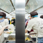 新業(yè)同仁走進「甘霖基金會」廚房，用雙手盛裝關懷，將一份份餐點化作支持與陪伴，傳遞到每位長輩餐桌上。