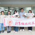 新業(yè)建設與甘霖基金會從109年攜手合作，參與送年菜活動、擔任送餐志工、親手製作中秋月餅、端午肉粽致贈長輩，用實際行動展現(xiàn)最真心的承諾。(圖右三為甘霖基金會－楊子賢主任)