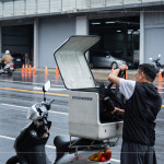 當天即使下著雨，送餐也不停歇，志工們騎車或開車穿梭在巷弄間，每次啟程都是一份責任，確保每位在家中等候的長輩，安心享用餐點。