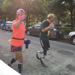 讓所有人感動(dòng)的一張照片，即使雙腳不完美但依然堅(jiān)持著挑戰(zhàn)跑10K的距離，
對(duì)運(yùn)動(dòng)的熱愛與初心讓人由衷感佩！     
