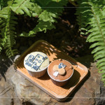 以新業(yè)品牌意象客製杯子蛋糕，象徵著生活裡的美好片刻，讓伴手禮不只是甜點(diǎn)，更是暖心的獨(dú)特回憶。