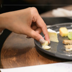 觸覺(jué)先行，透過(guò)指尖最直覺(jué)的傳遞每款乳酪的質(zhì)地，品味乳酪不只是「吃」的動(dòng)作，更是五感的交響。