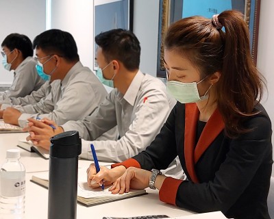 新業(yè)攜新進(jìn)｜手把手，向前行